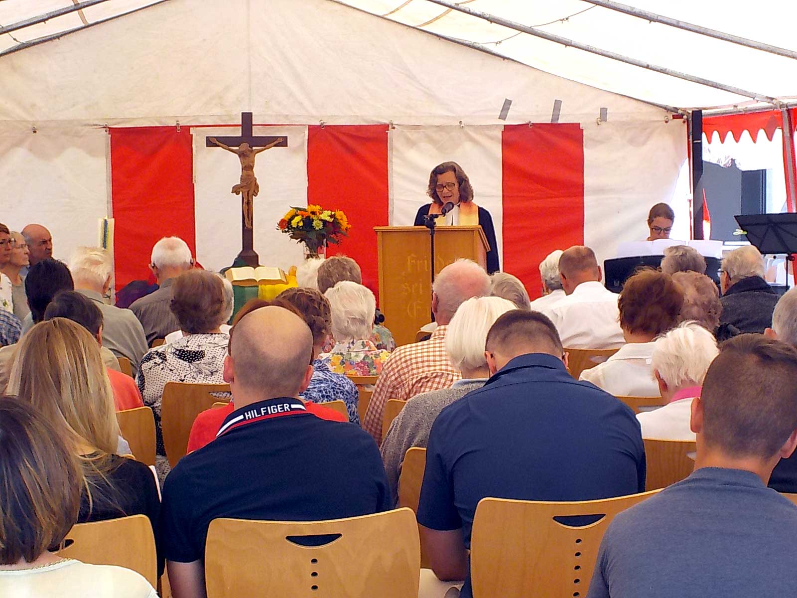 Bei sommerlich heißem Wetter feierte das Evangelische Altenpflegeheim des Seniorenzentrums Stockach am Sonntag, den 01. Juli, sein traditionelles Sommerfest unter dem Motto „Oldies but Goldies“.